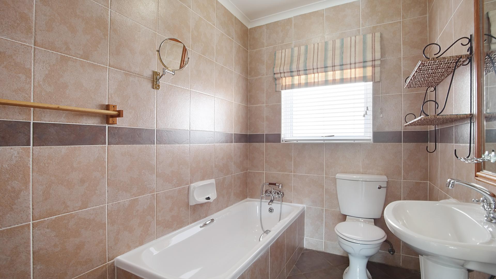 Main Bathroom - 7 square meters of property in Woodhill Golf Estate