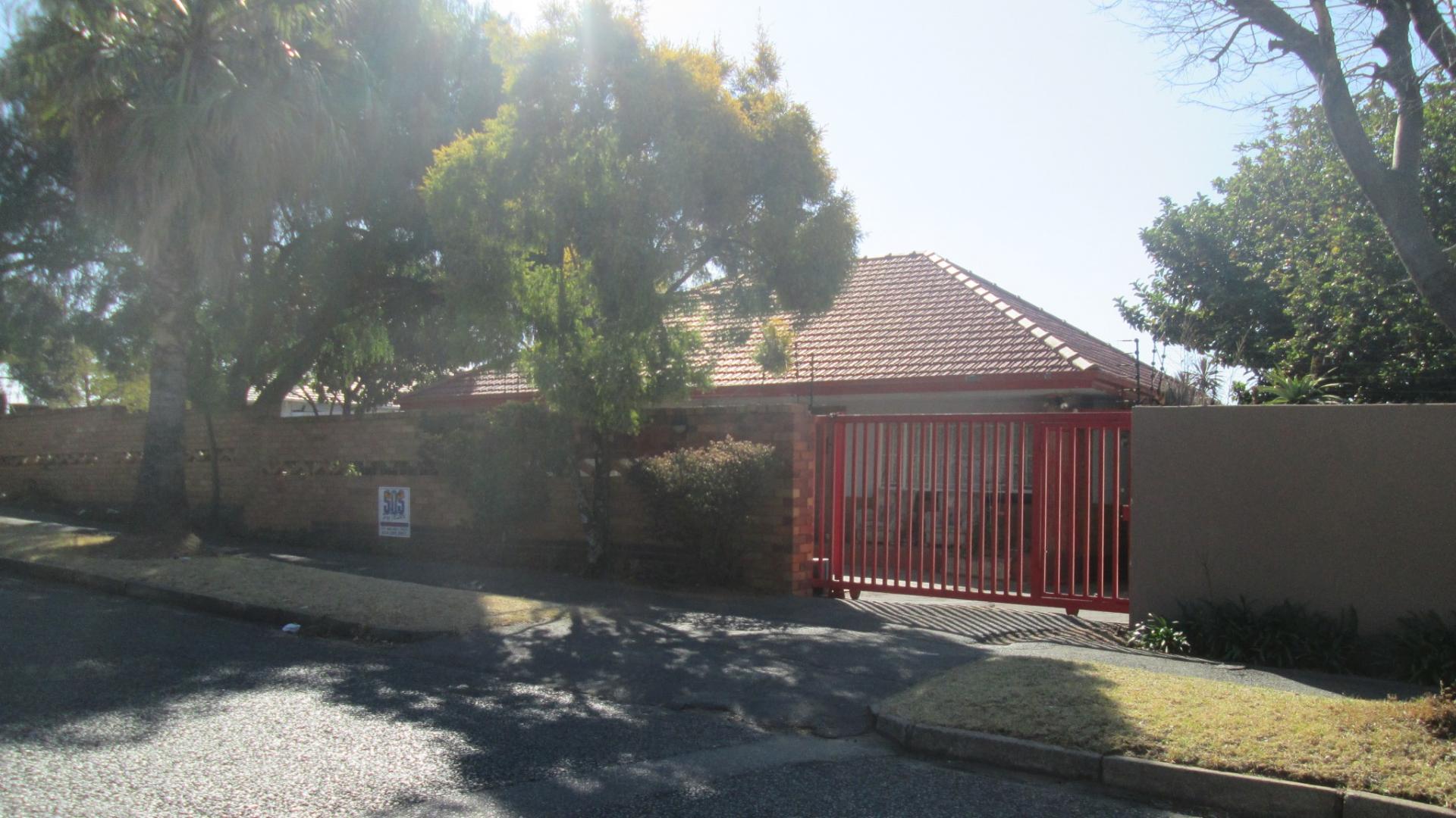 Front View of property in Linmeyer