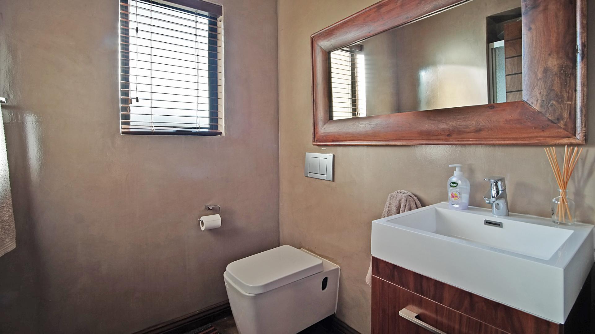 Guest Toilet - 4 square meters of property in Newmark Estate
