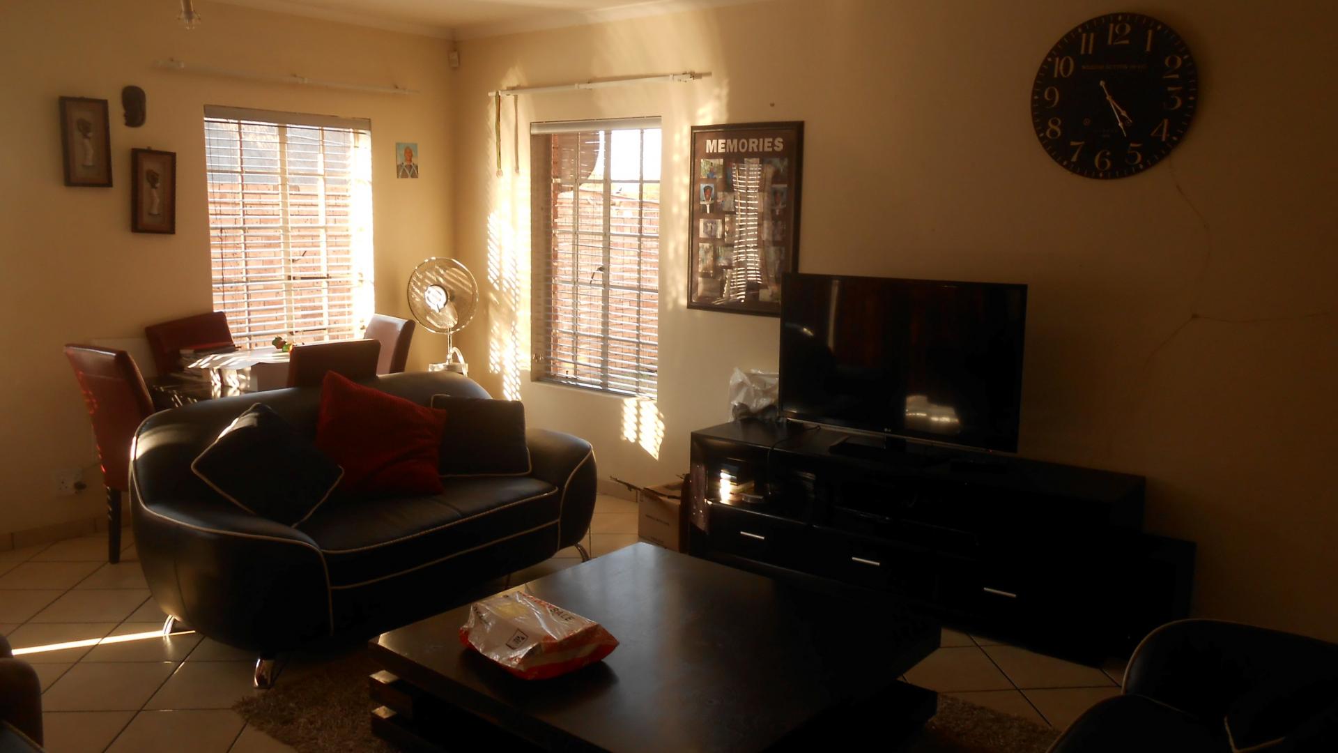 Lounges - 17 square meters of property in Bronkhorstspruit