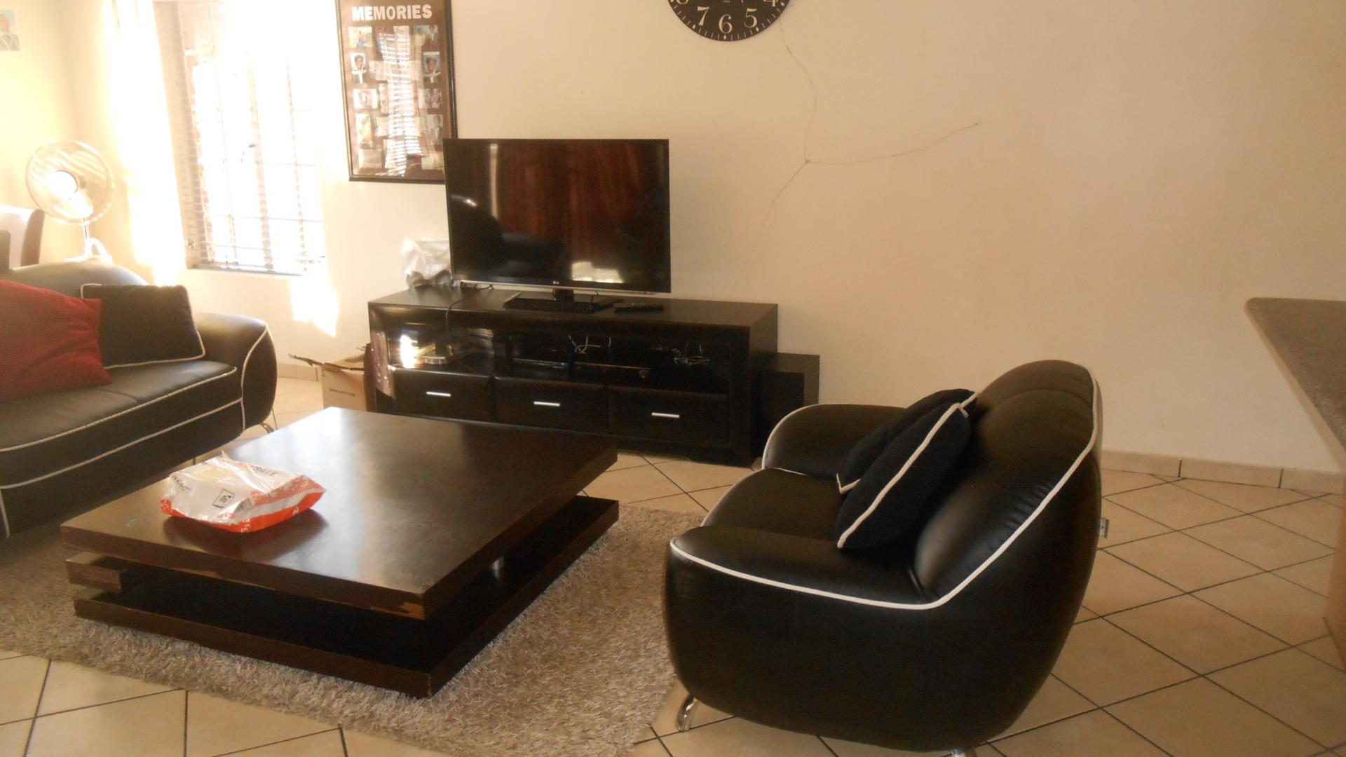 Lounges - 17 square meters of property in Bronkhorstspruit