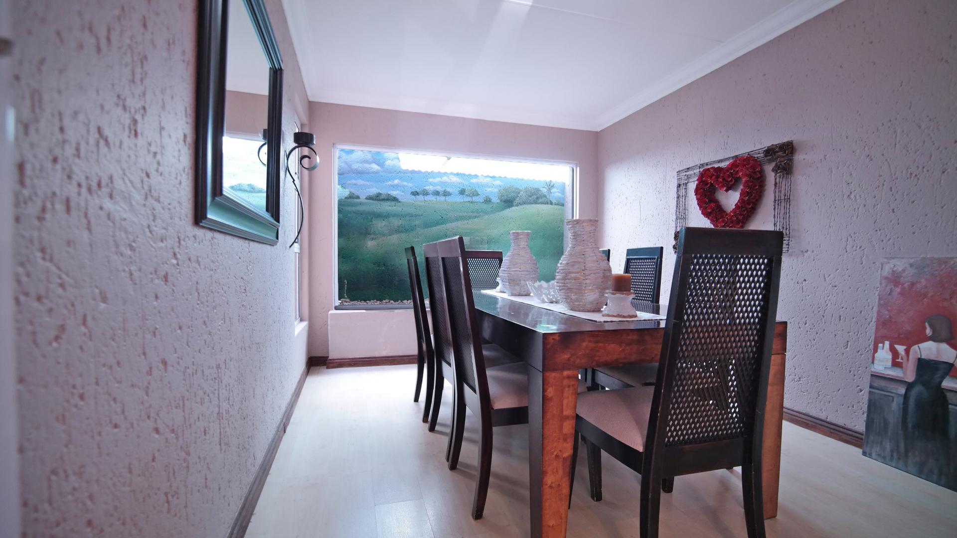 Dining Room - 17 square meters of property in Silver Lakes Golf Estate