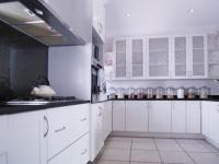 Kitchen - 16 square meters of property in The Wilds Estate