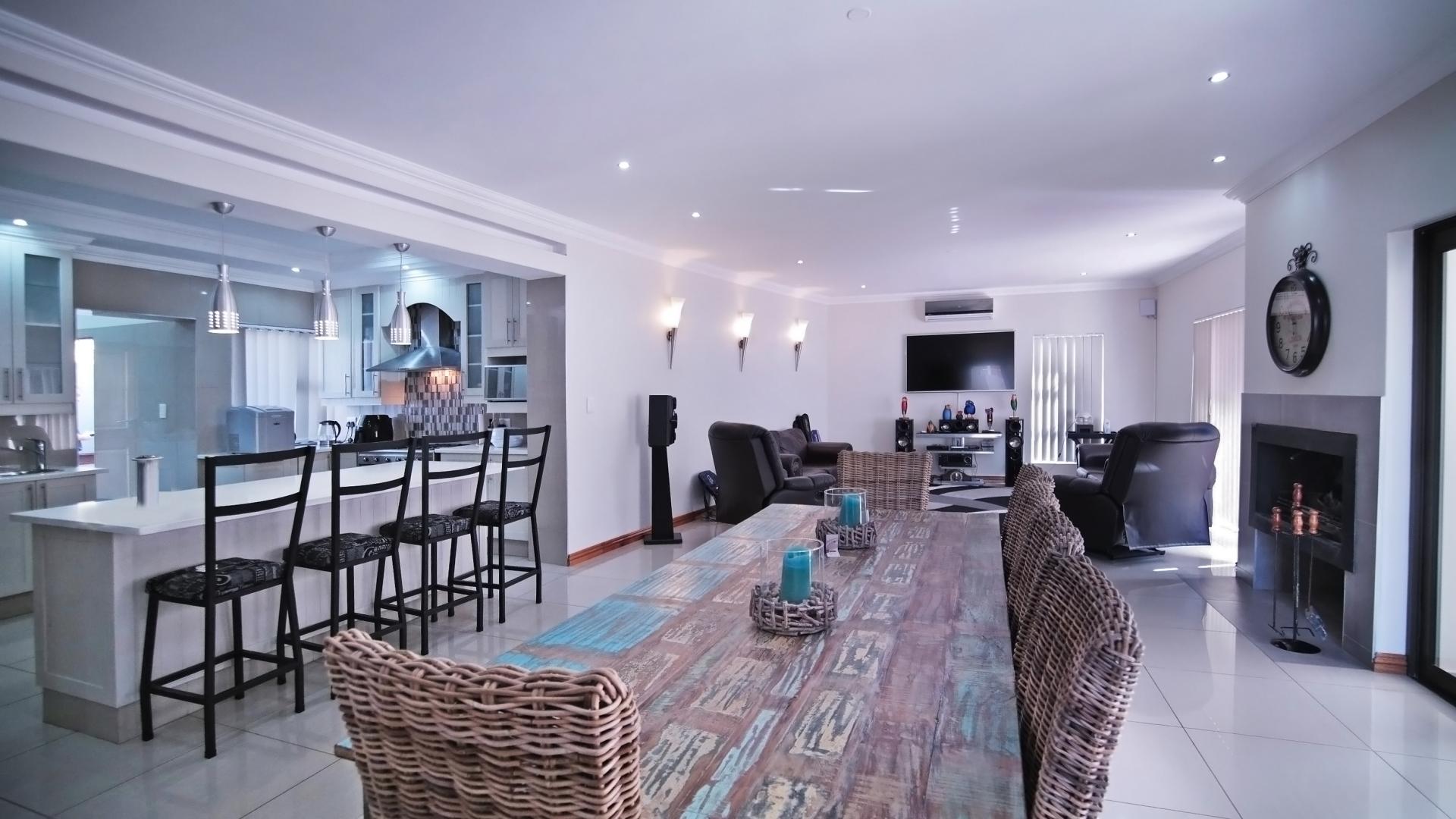 Dining Room - 28 square meters of property in Silverwoods Country Estate