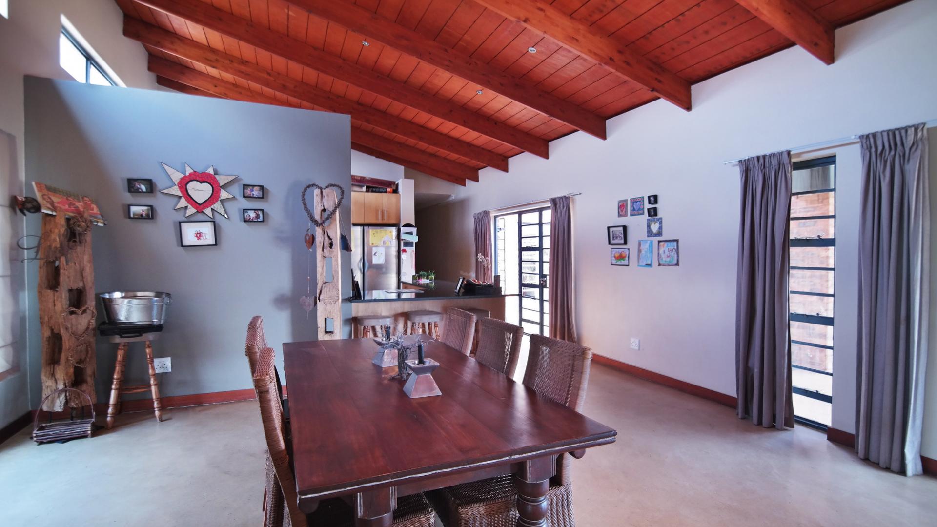 Dining Room - 24 square meters of property in The Meadows Estate