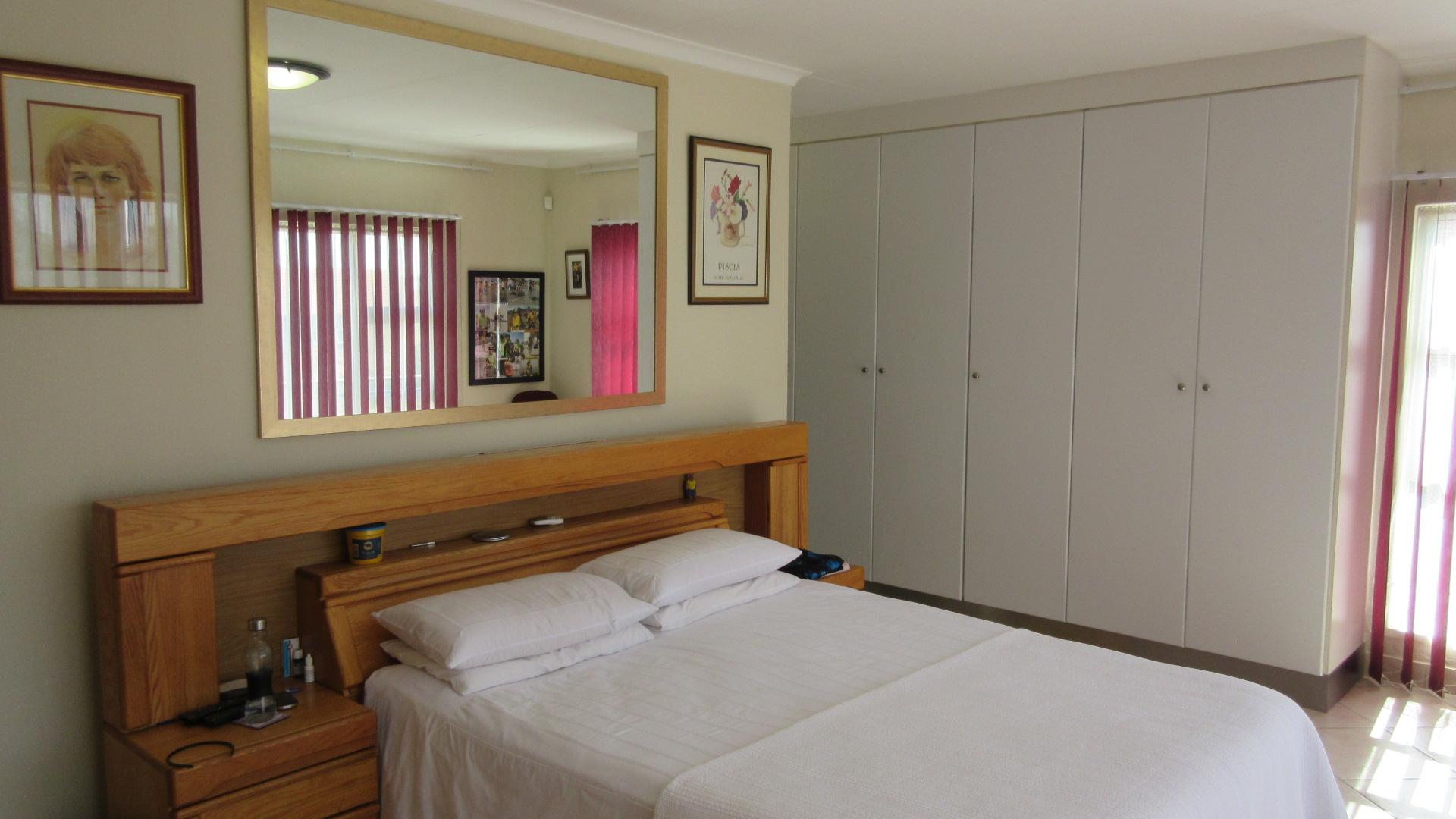 Main Bedroom - 33 square meters of property in Johannesburg North