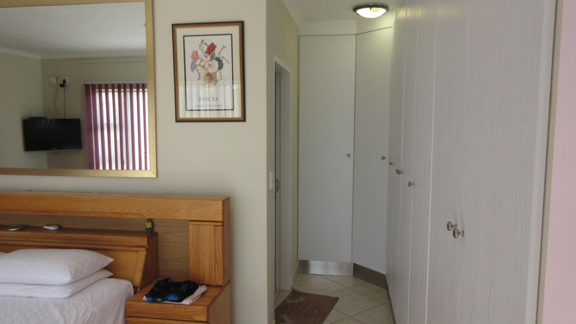 Main Bedroom - 33 square meters of property in Johannesburg North