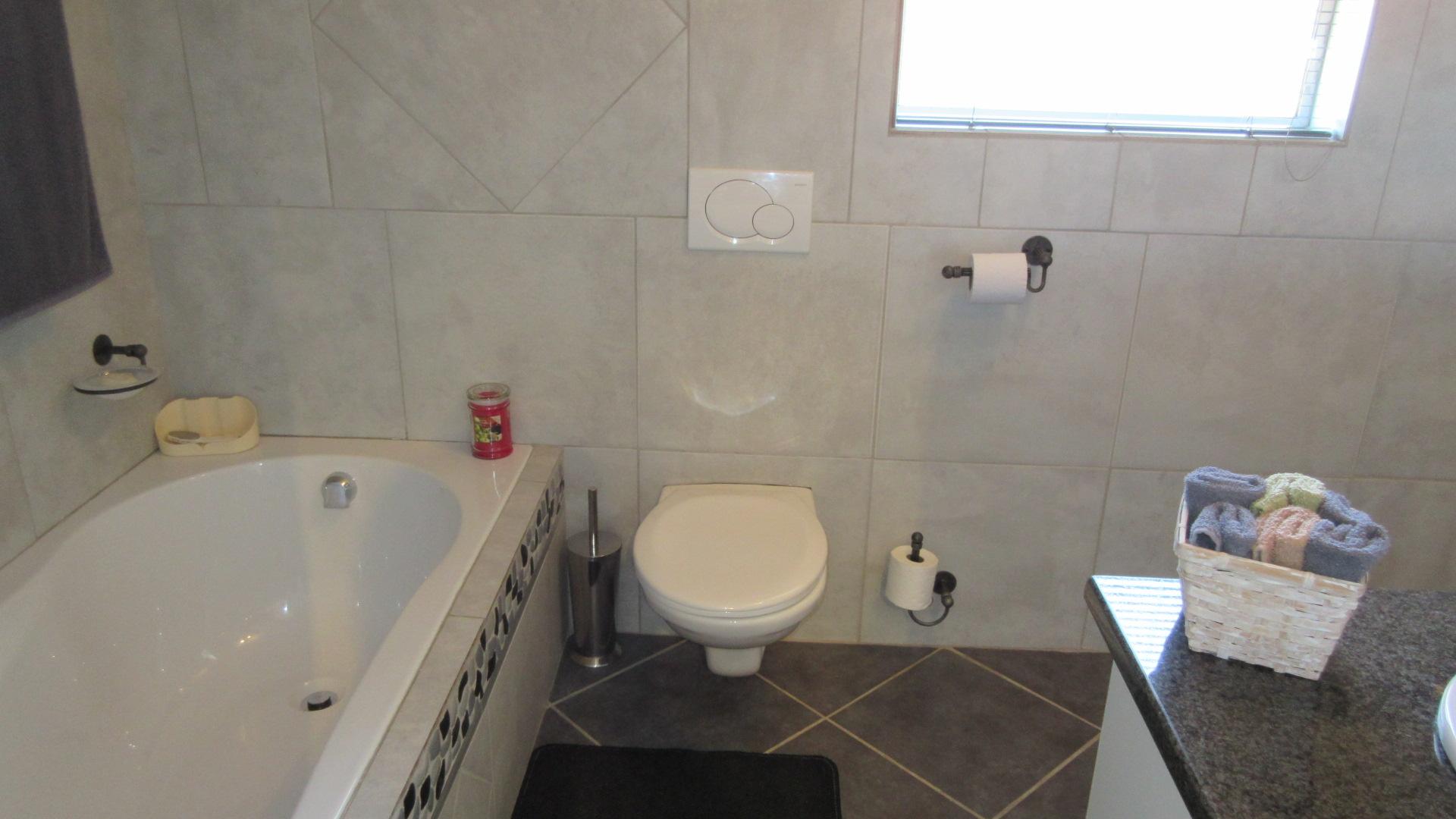 Bathroom 1 - 7 square meters of property in Johannesburg North