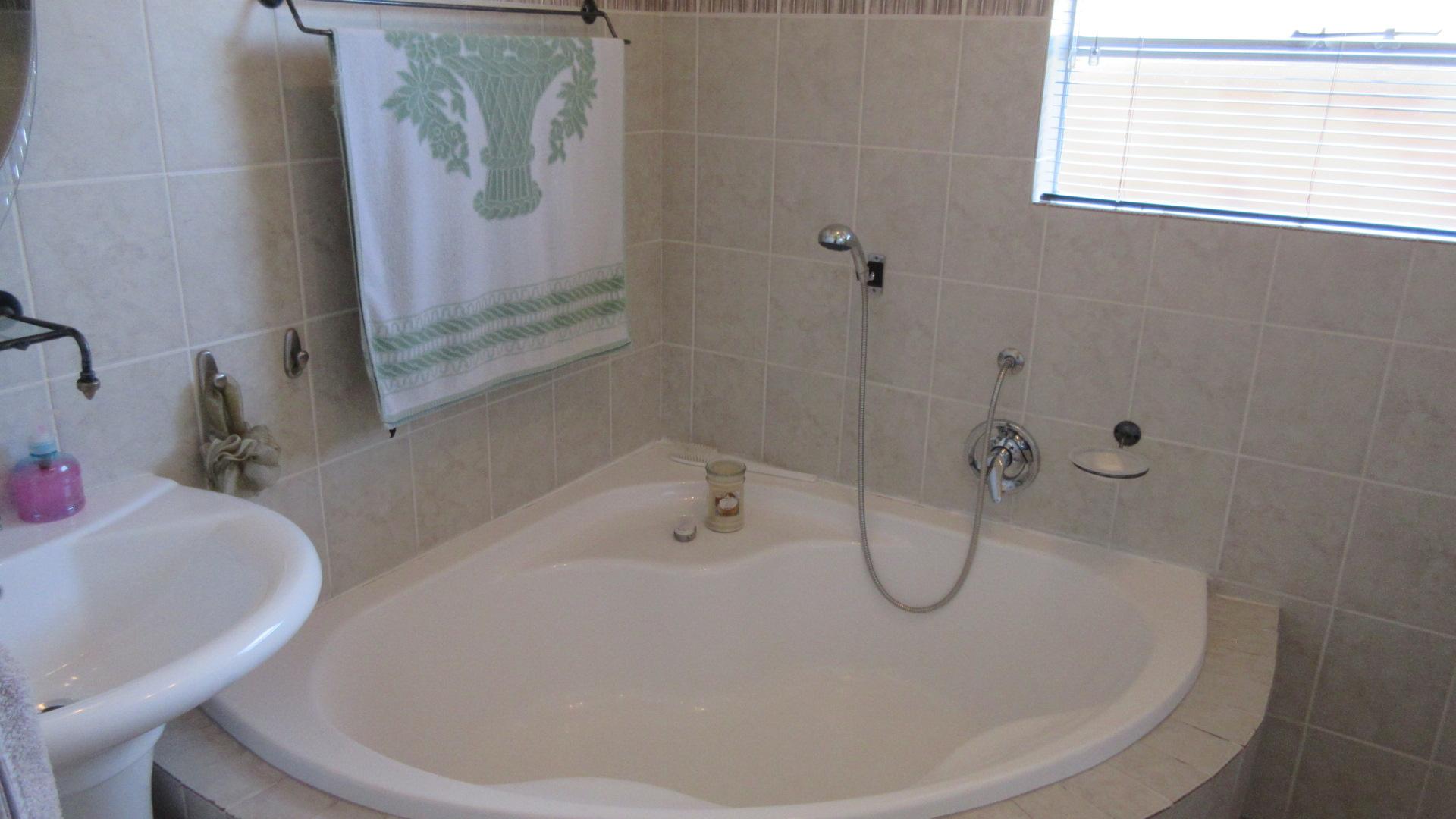 Bathroom 3+ - 7 square meters of property in Johannesburg North