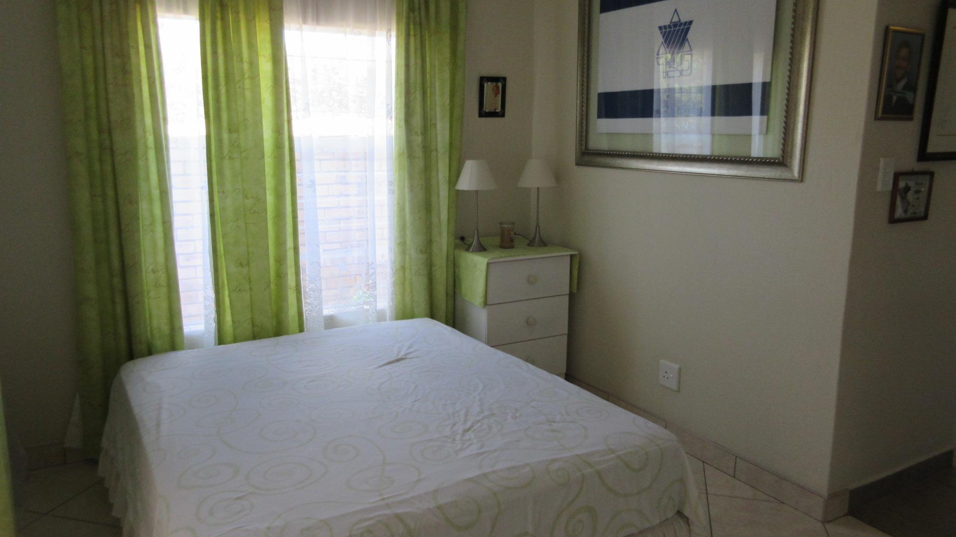 Bed Room 2 - 19 square meters of property in Johannesburg North