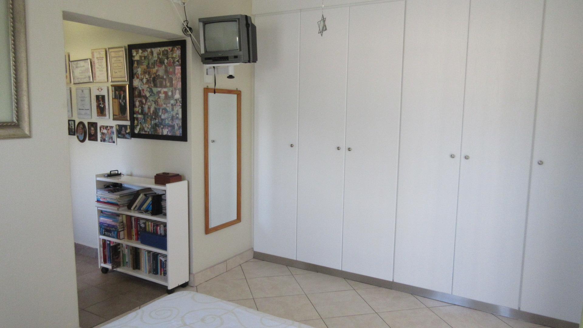 Bed Room 2 - 19 square meters of property in Johannesburg North