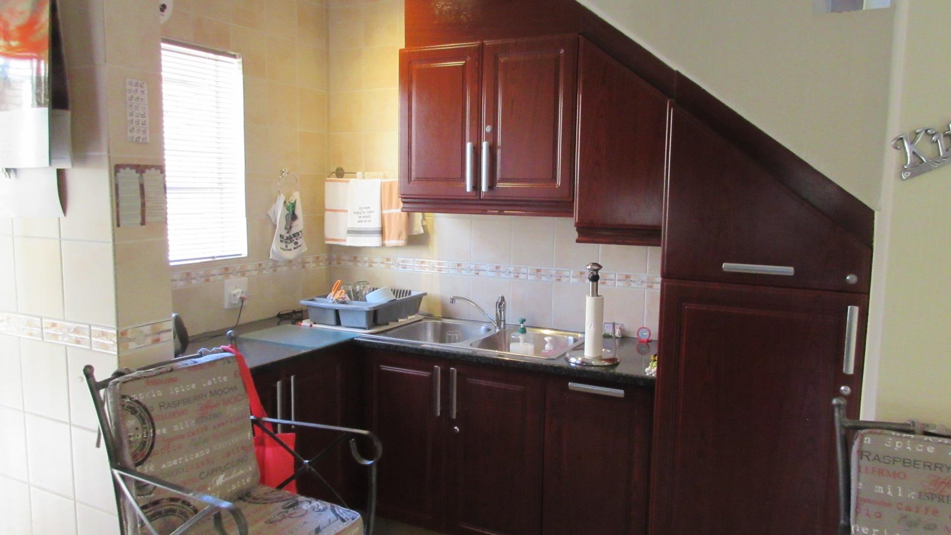 Kitchen - 14 square meters of property in Johannesburg North