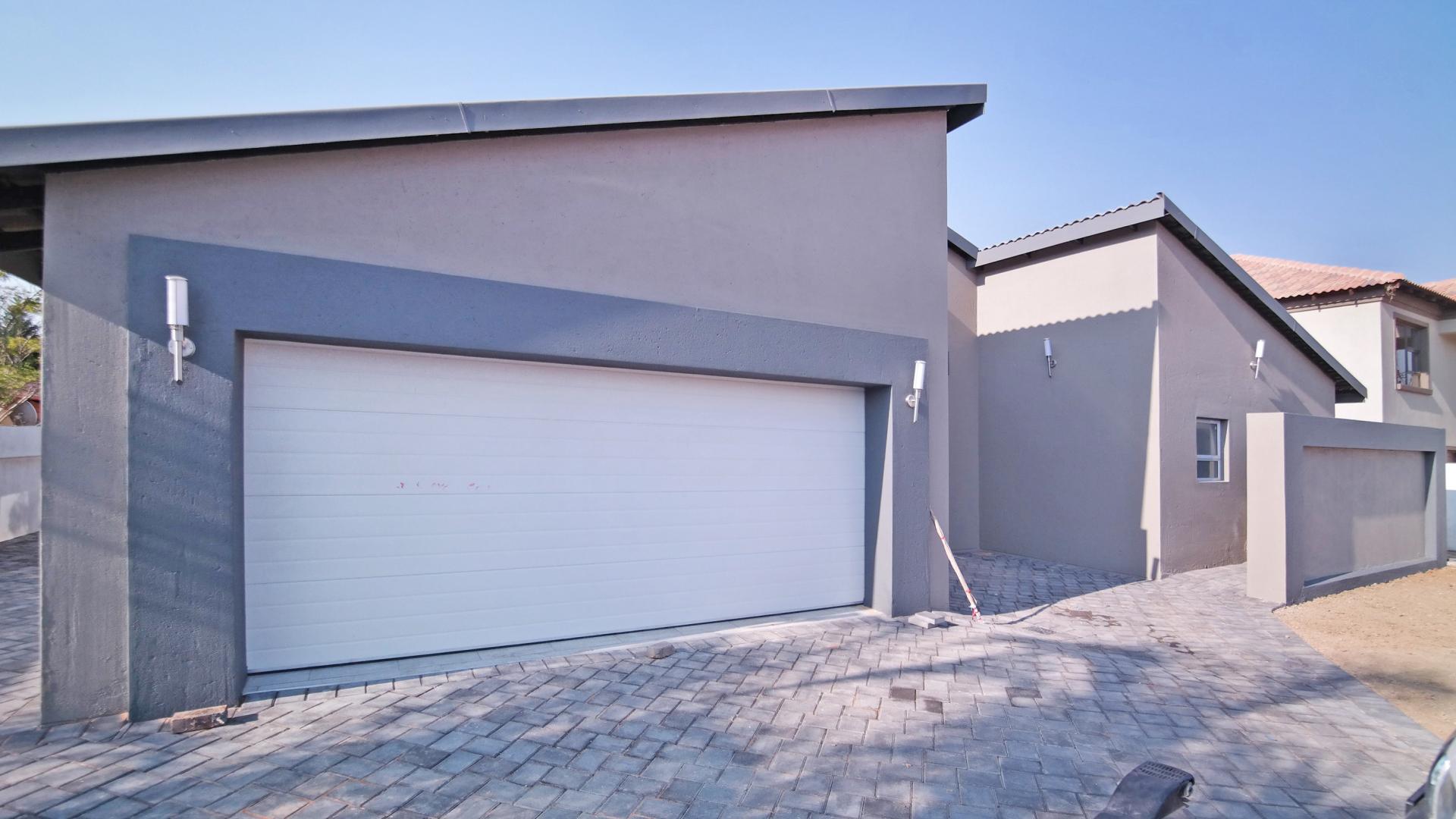 Front View of property in Willow Acres Estate