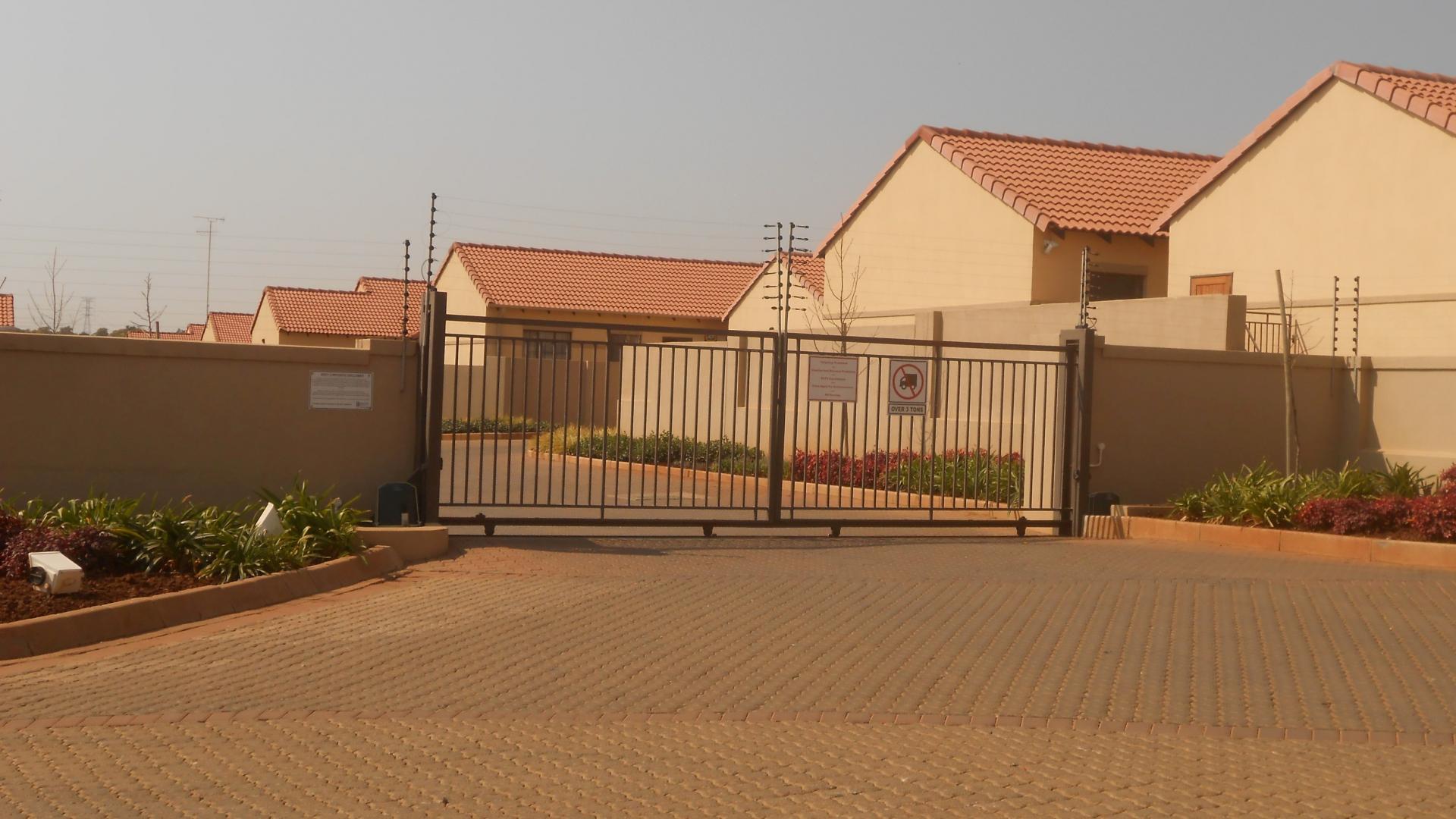 Front View of property in Mooikloof Ridge