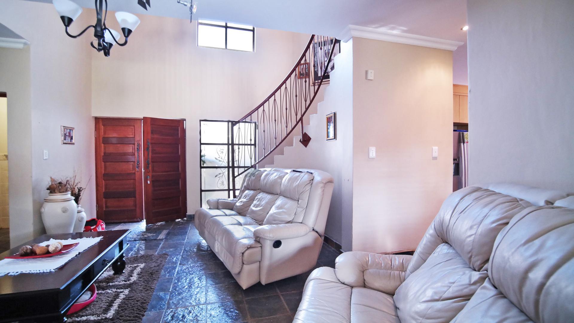 Dining Room - 32 square meters of property in Willow Acres Estate