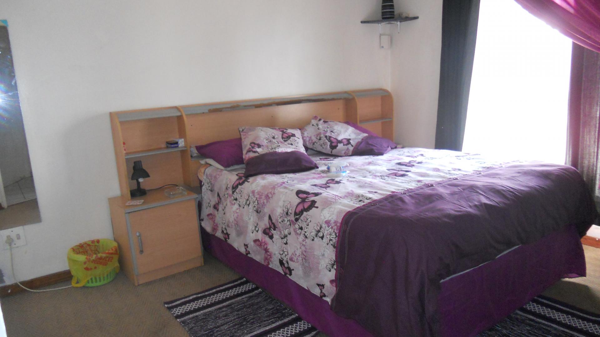 Main Bedroom - 17 square meters of property in Pretoria Gardens