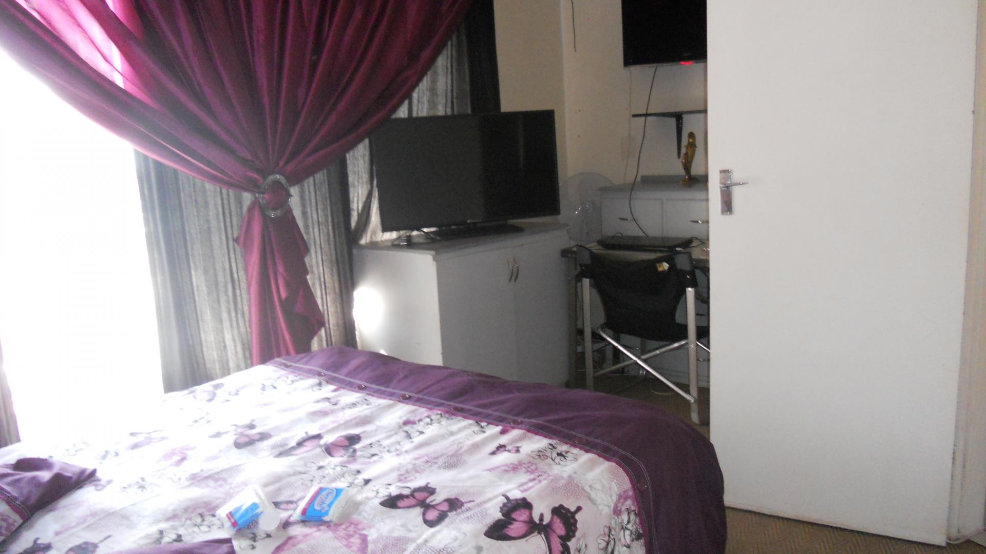 Main Bedroom - 17 square meters of property in Pretoria Gardens