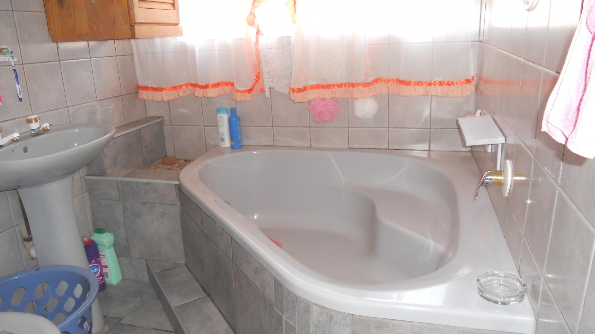 Bathroom 1 - 3 square meters of property in Pretoria Gardens