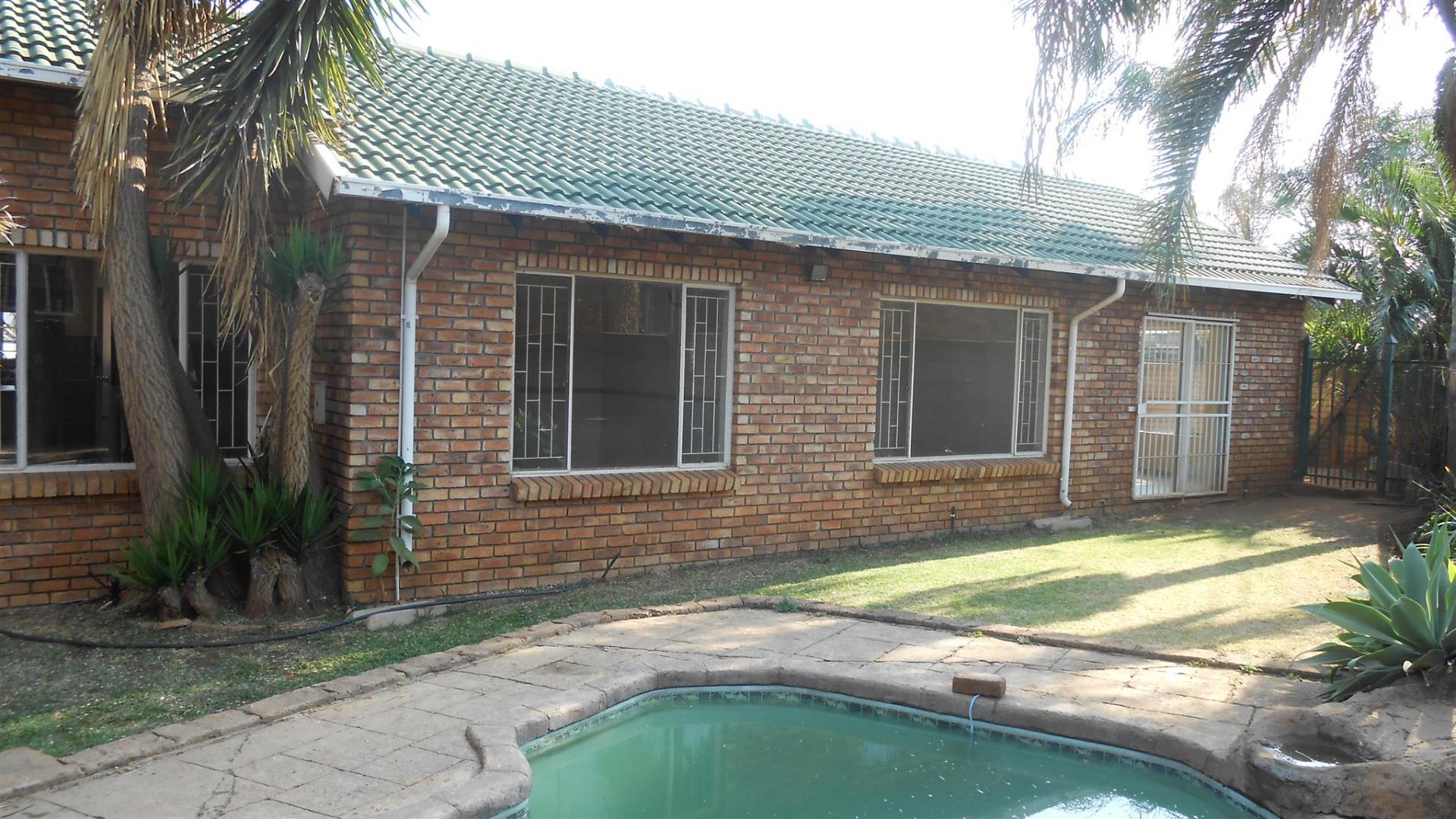 Front View of property in Suiderberg