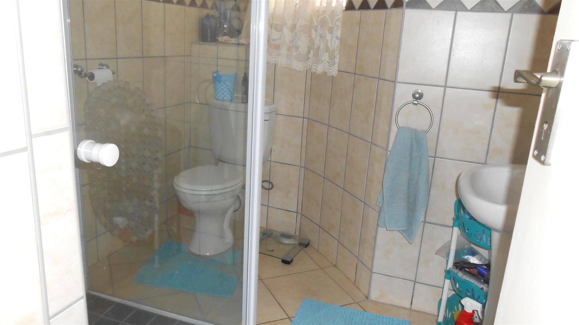 Bathroom 1 - 4 square meters of property in Mookgopong (Naboomspruit)