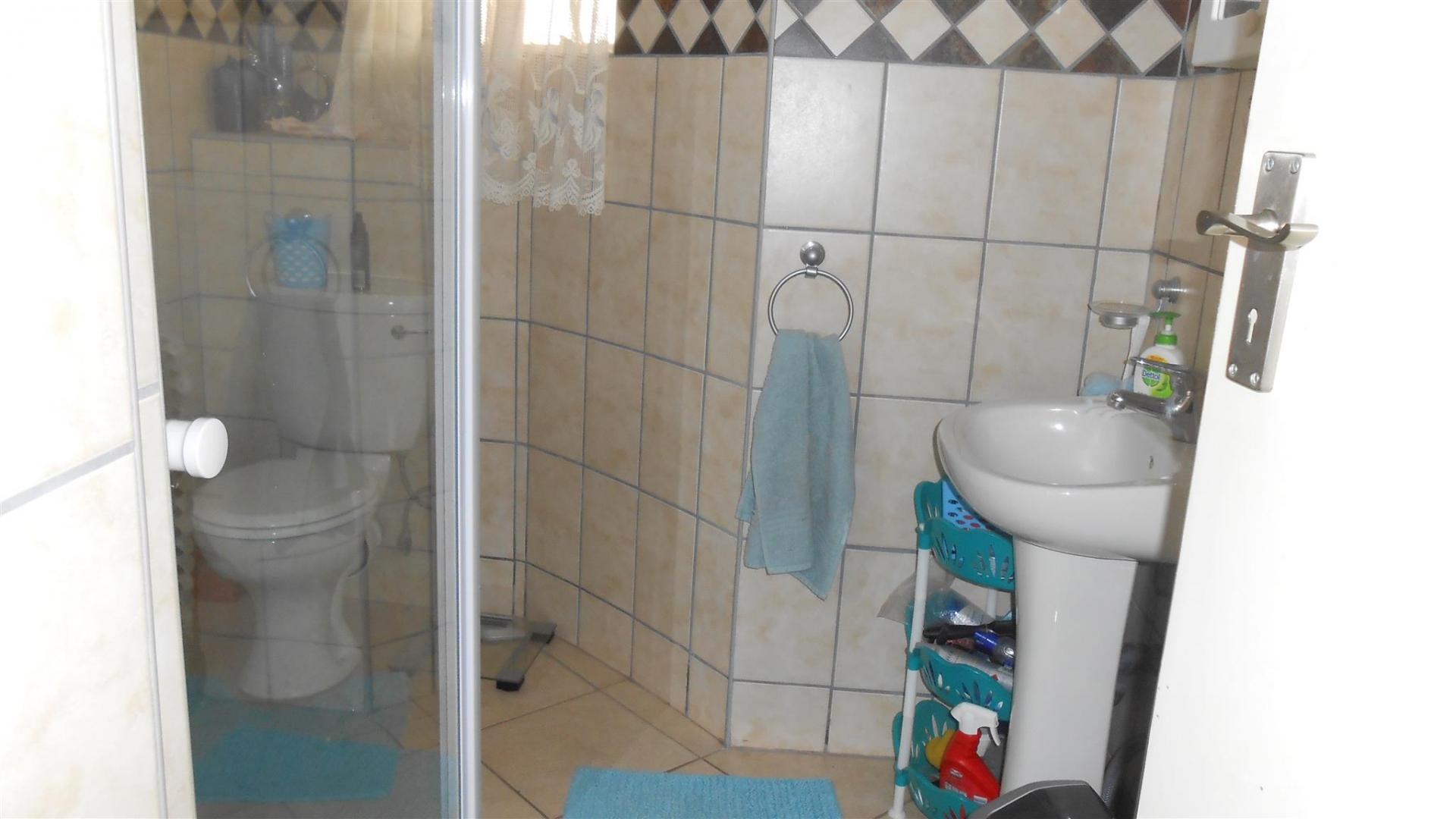 Bathroom 1 - 4 square meters of property in Mookgopong (Naboomspruit)