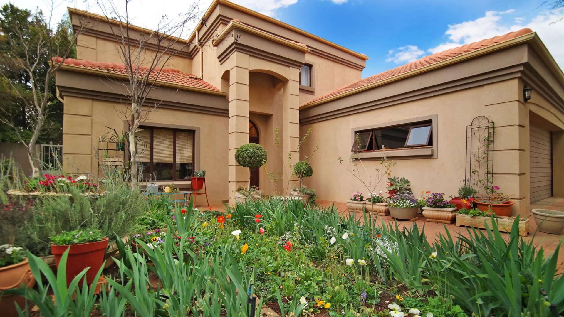 Front View of property in Silver Lakes Golf Estate