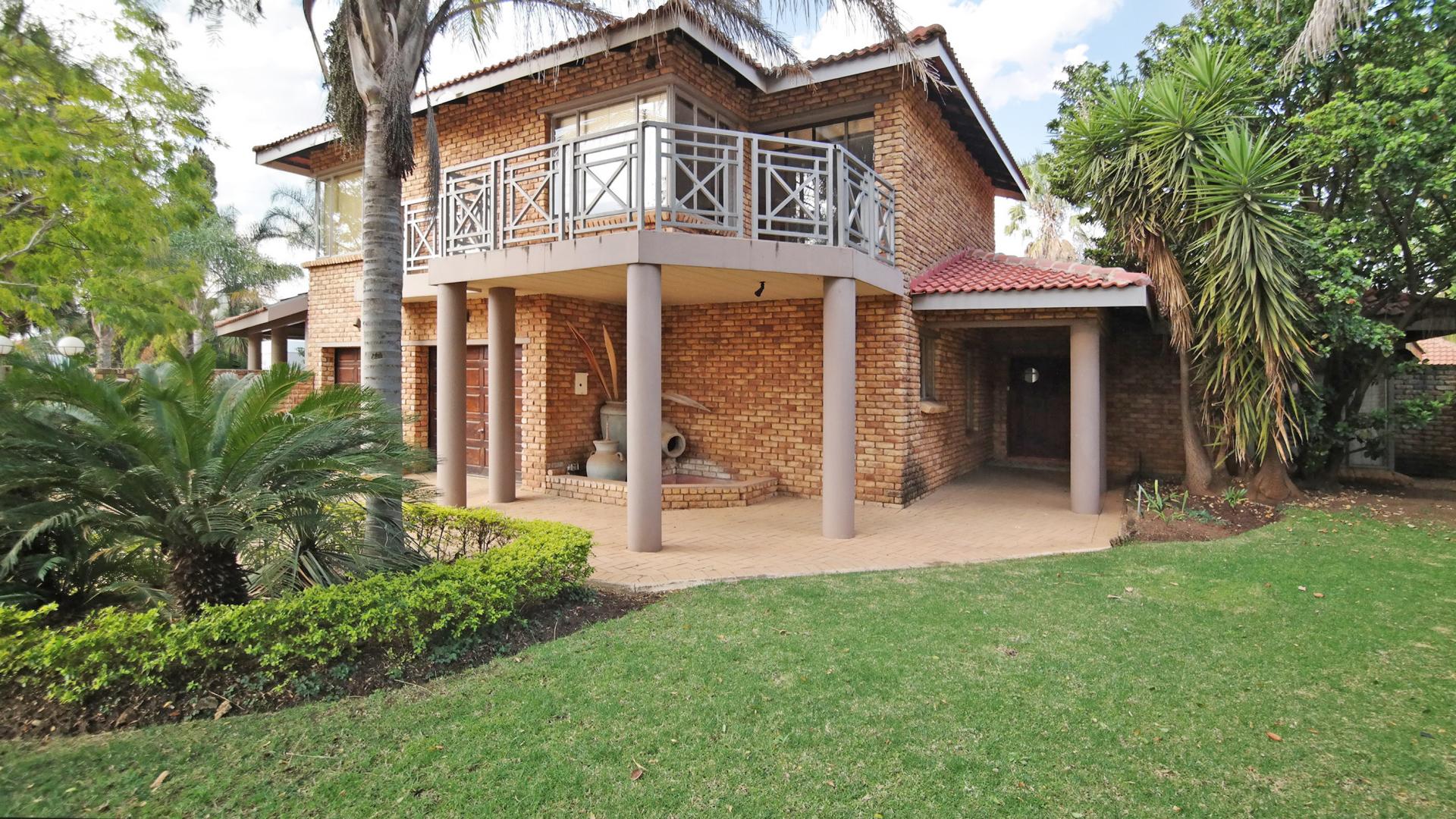 Front View of property in Silver Lakes Golf Estate