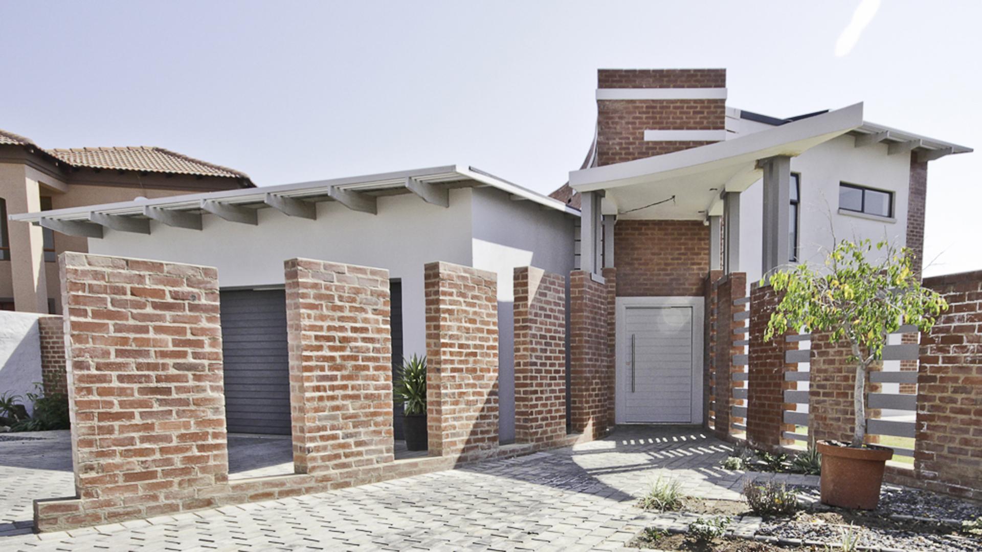 Front View of property in Willow Acres Estate