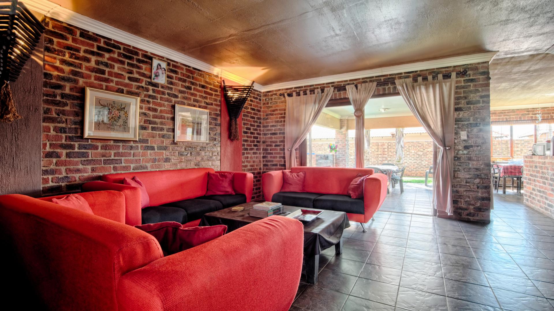 Lounges - 28 square meters of property in The Meadows Estate