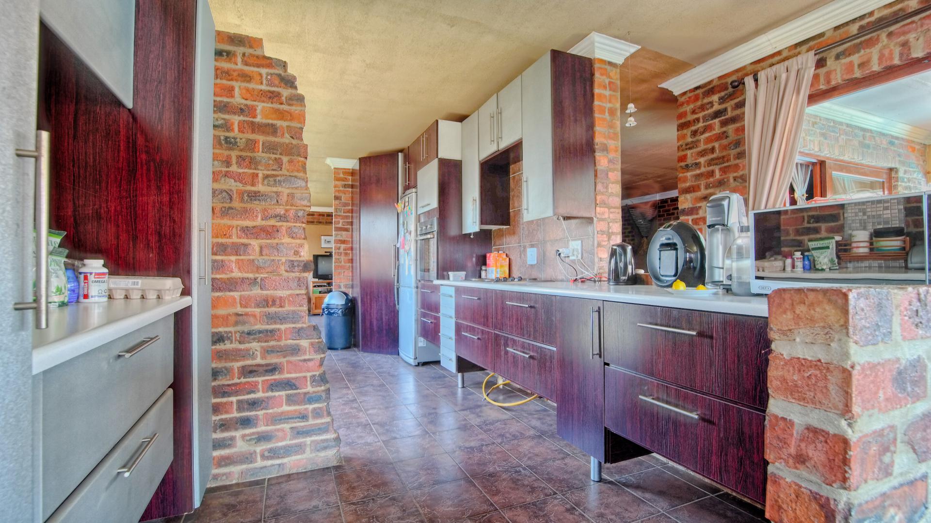 Kitchen - 19 square meters of property in The Meadows Estate