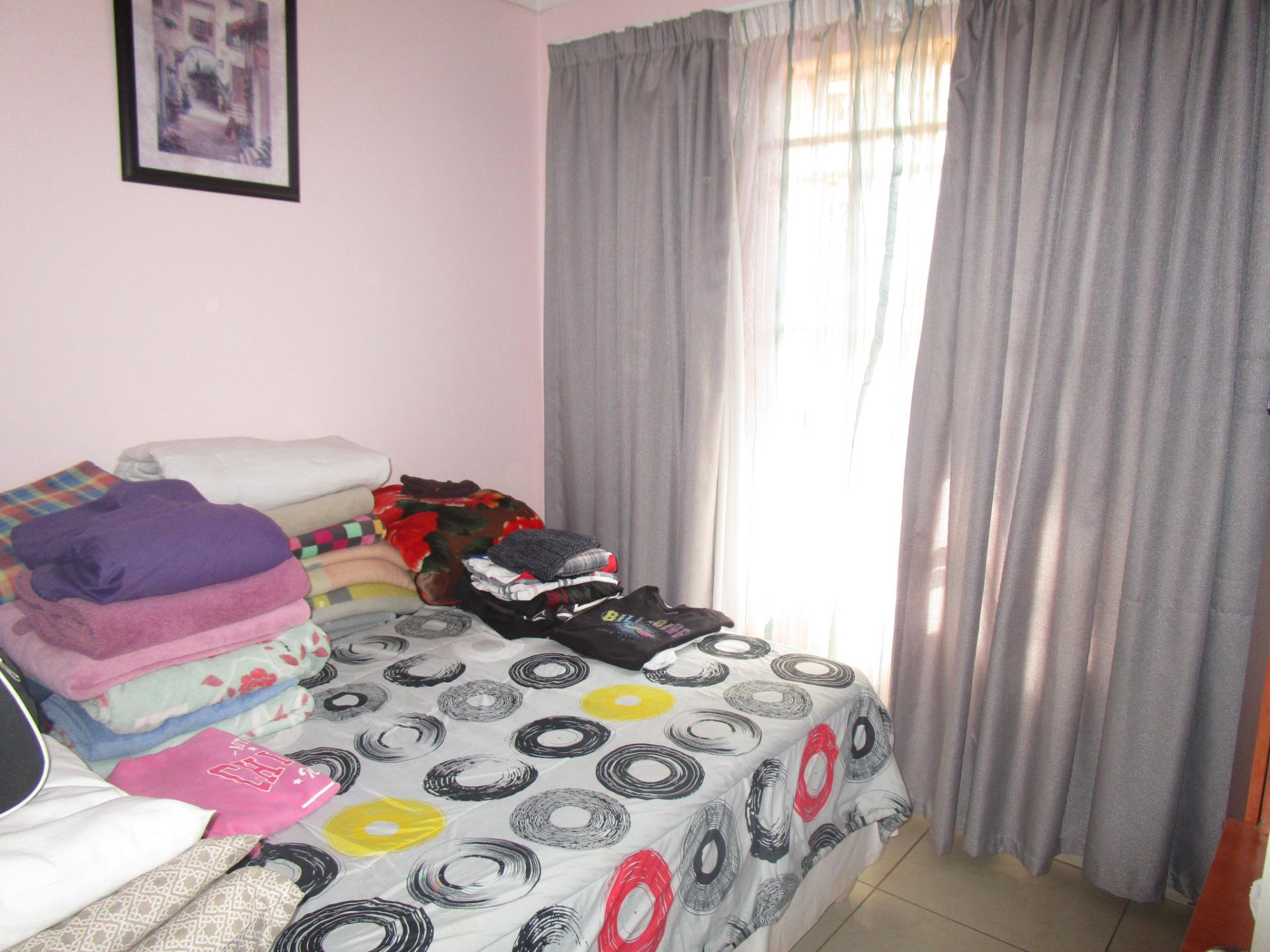 Bed Room 2 - 10 square meters of property in Lenasia South
