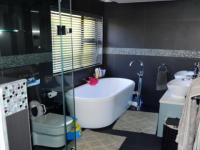 Main Bathroom - 10 square meters of property in Pecanwood Estate