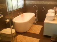 Main Bathroom - 10 square meters of property in Pecanwood Estate