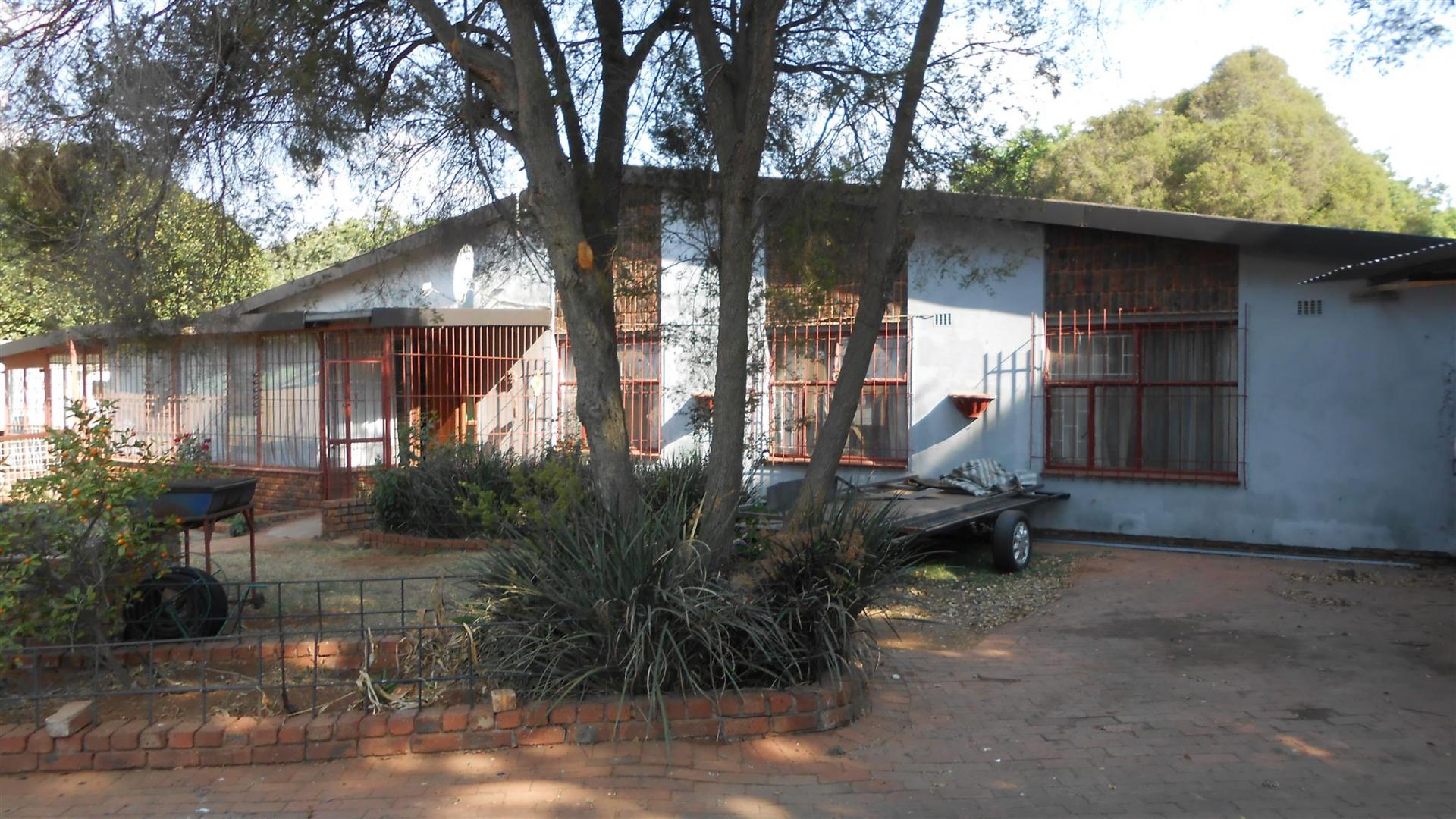 Front View of property in Bonaero Park