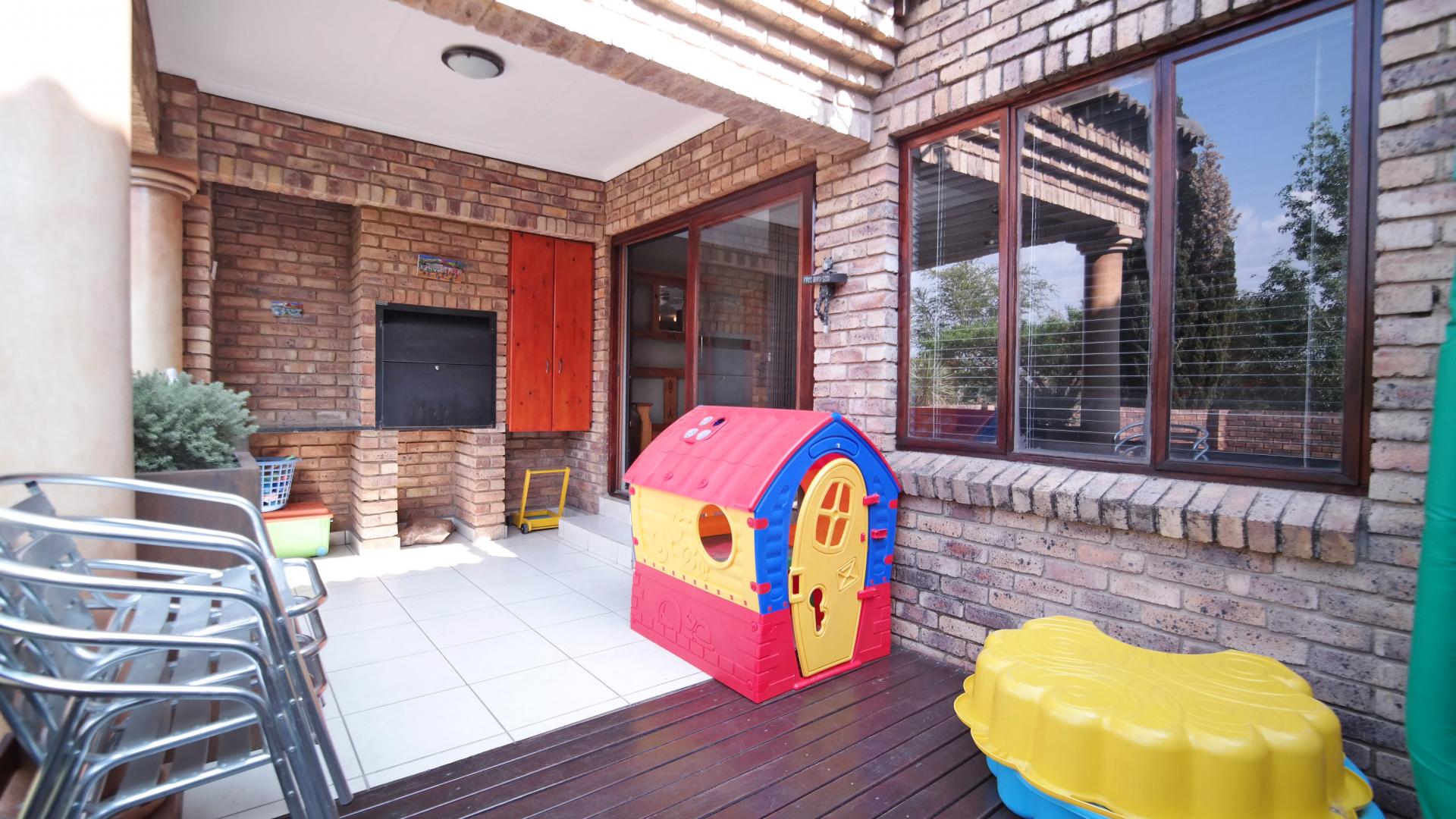 Patio - 13 square meters of property in Six Fountains Estate