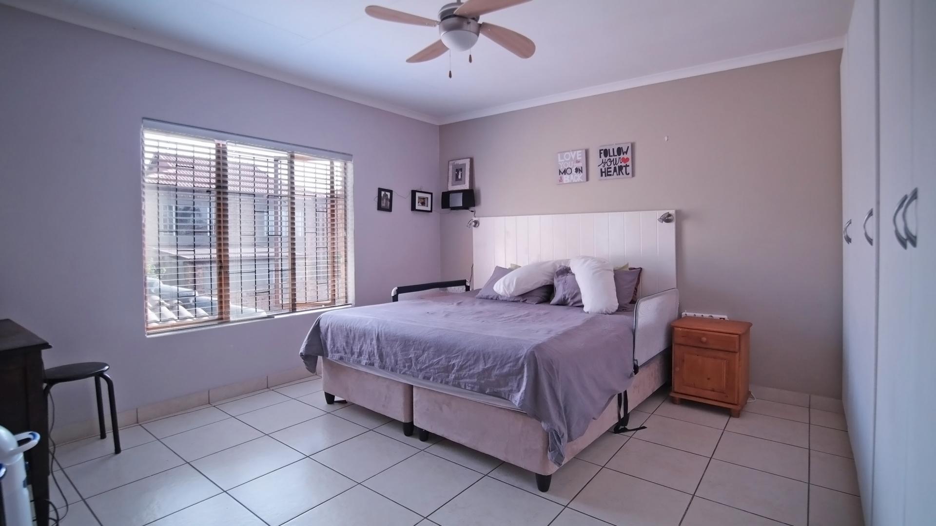 Main Bedroom - 21 square meters of property in Six Fountains Estate