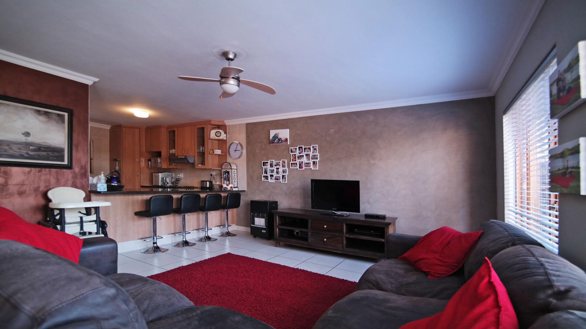 Lounges - 21 square meters of property in Six Fountains Estate