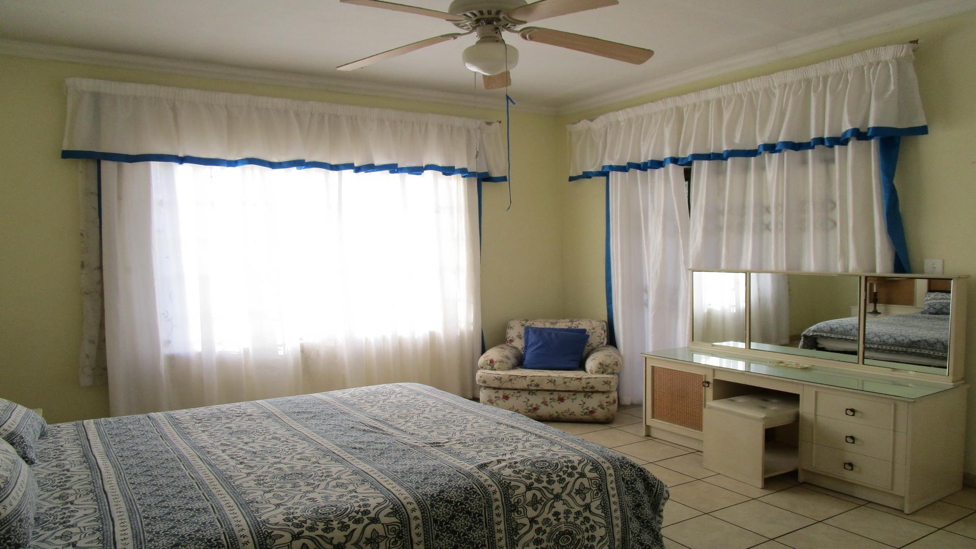 Bed Room 1 - 19 square meters of property in Hartbeespoort