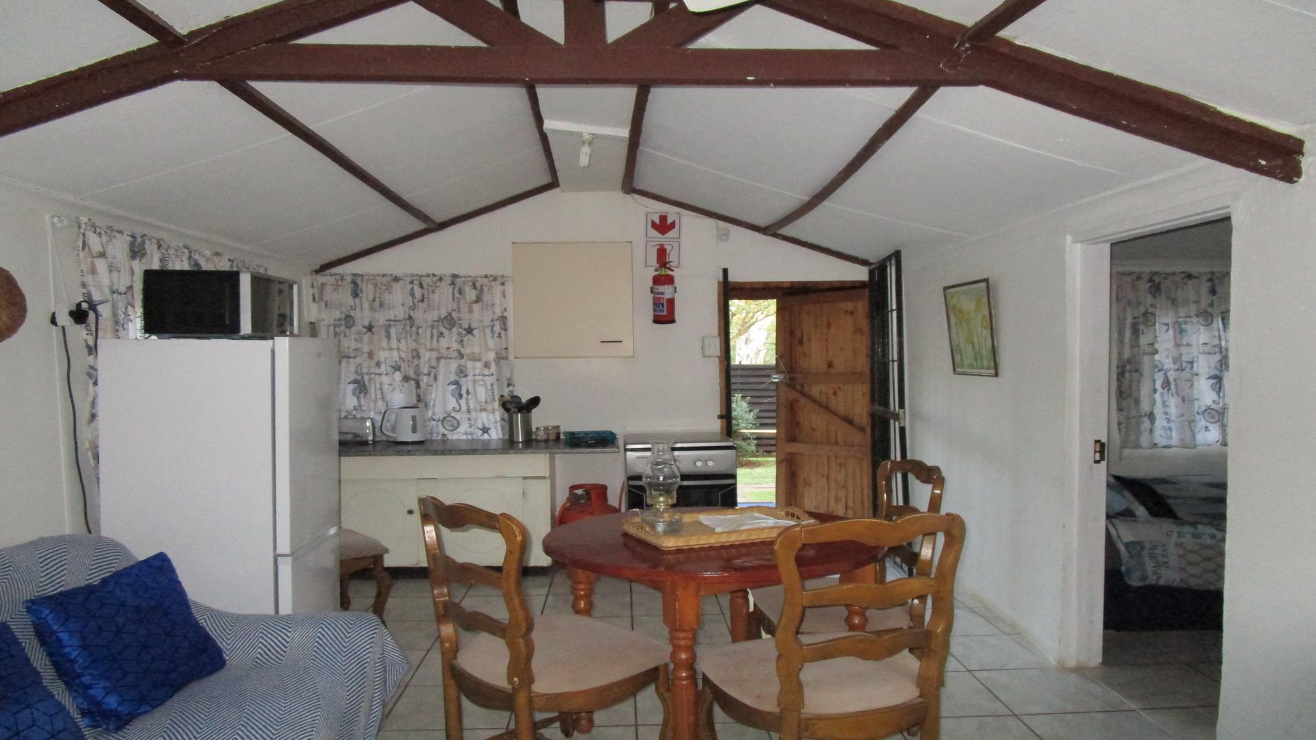 Lounges - 102 square meters of property in Hartbeespoort