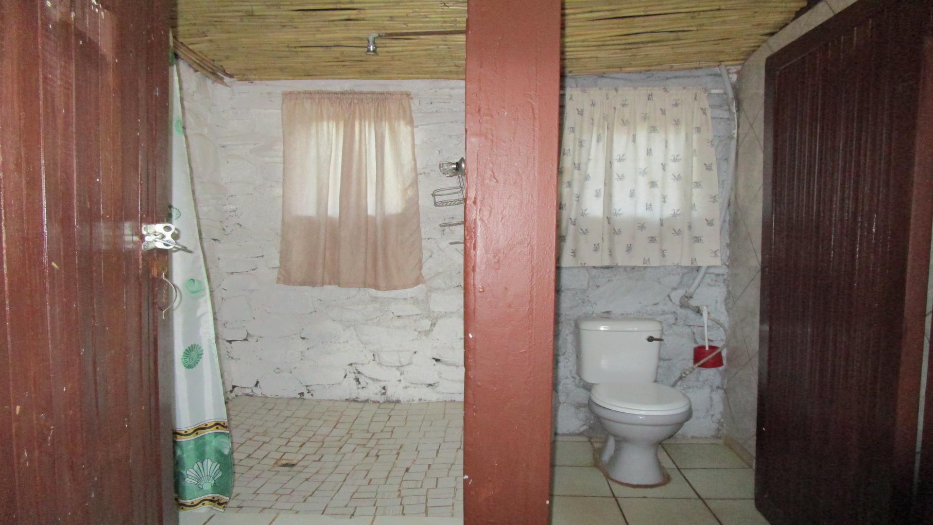Bathroom 3+ - 21 square meters of property in Hartbeespoort