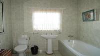 Bathroom 1 - 11 square meters of property in Hartbeespoort