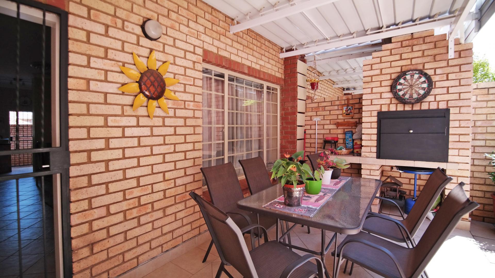 Patio - 10 square meters of property in The Wilds Estate