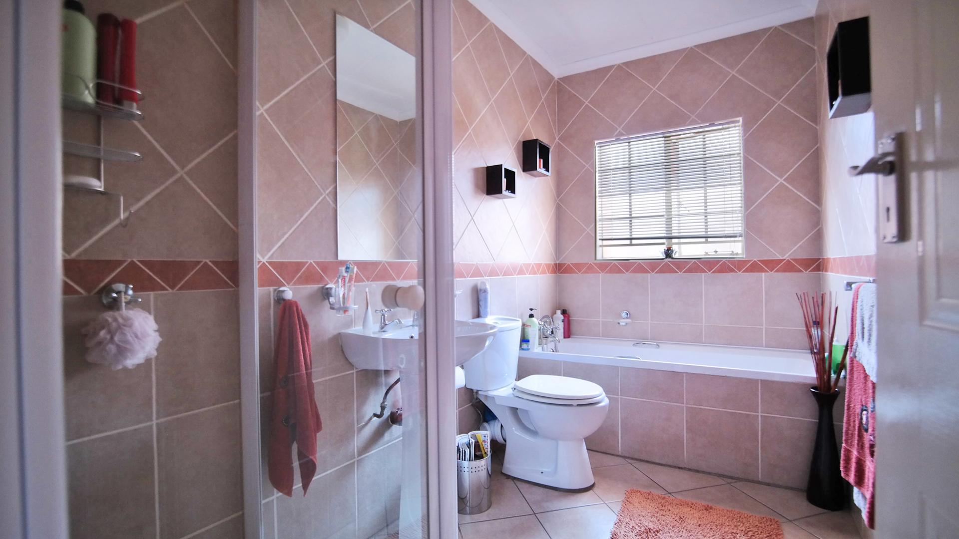 Main Bathroom - 7 square meters of property in The Wilds Estate