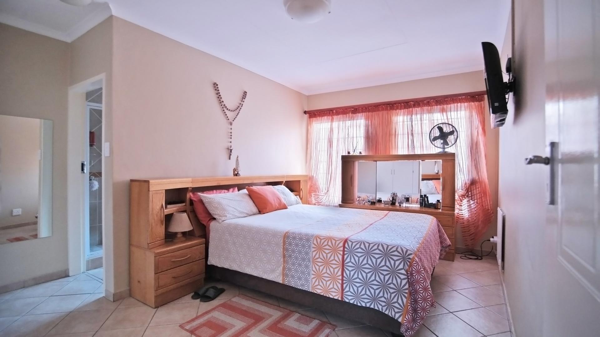 Main Bedroom - 16 square meters of property in The Wilds Estate