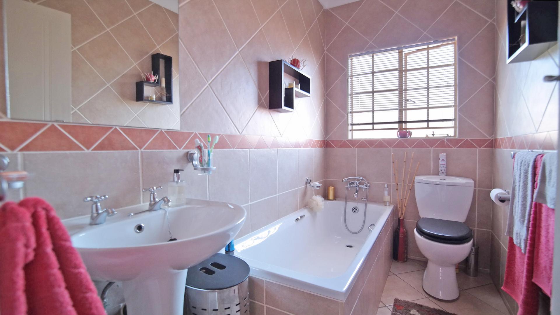 Bathroom 2 - 5 square meters of property in The Wilds Estate