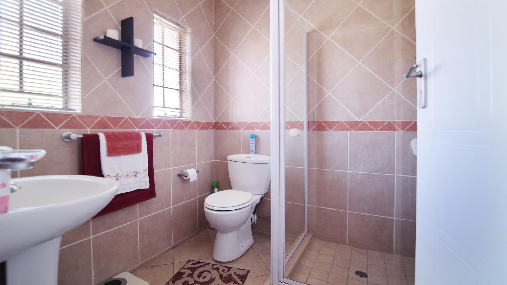 Bathroom 1 - 5 square meters of property in The Wilds Estate