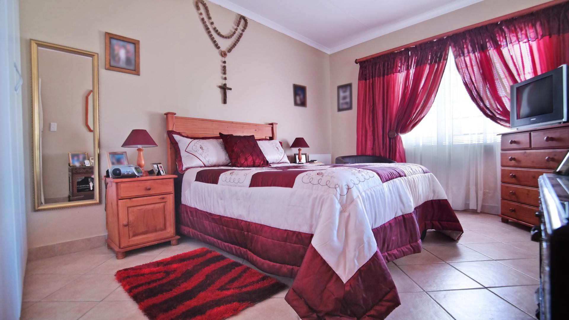 Bed Room 1 - 17 square meters of property in The Wilds Estate