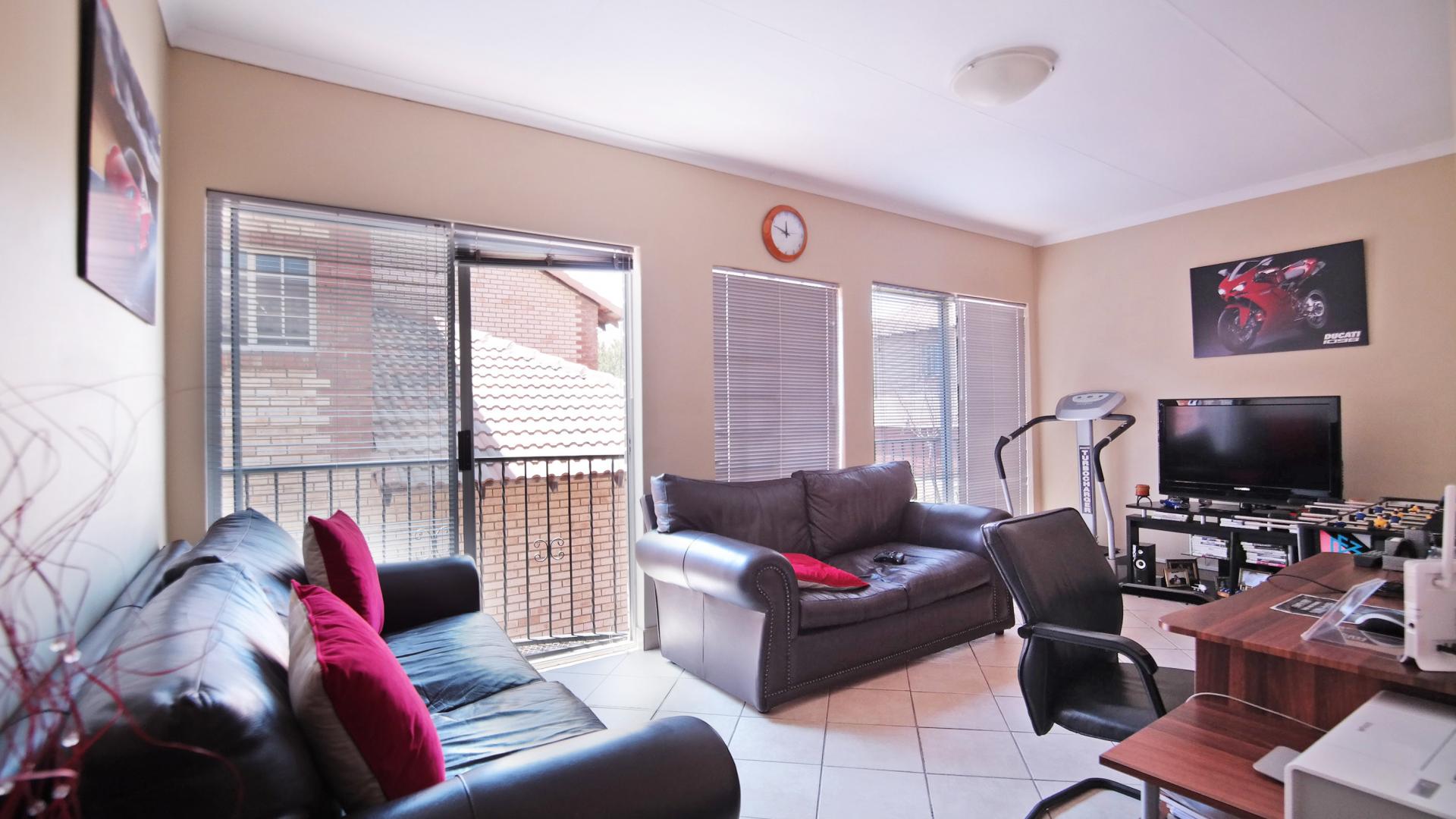 Lounges - 45 square meters of property in The Wilds Estate