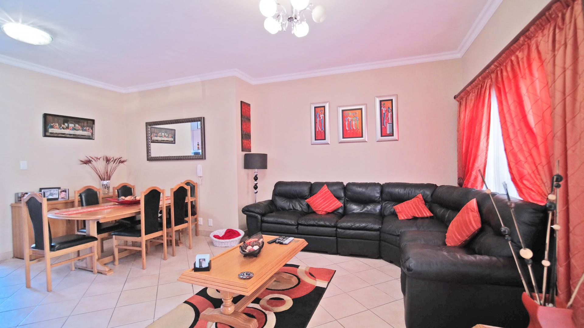 Lounges - 45 square meters of property in The Wilds Estate