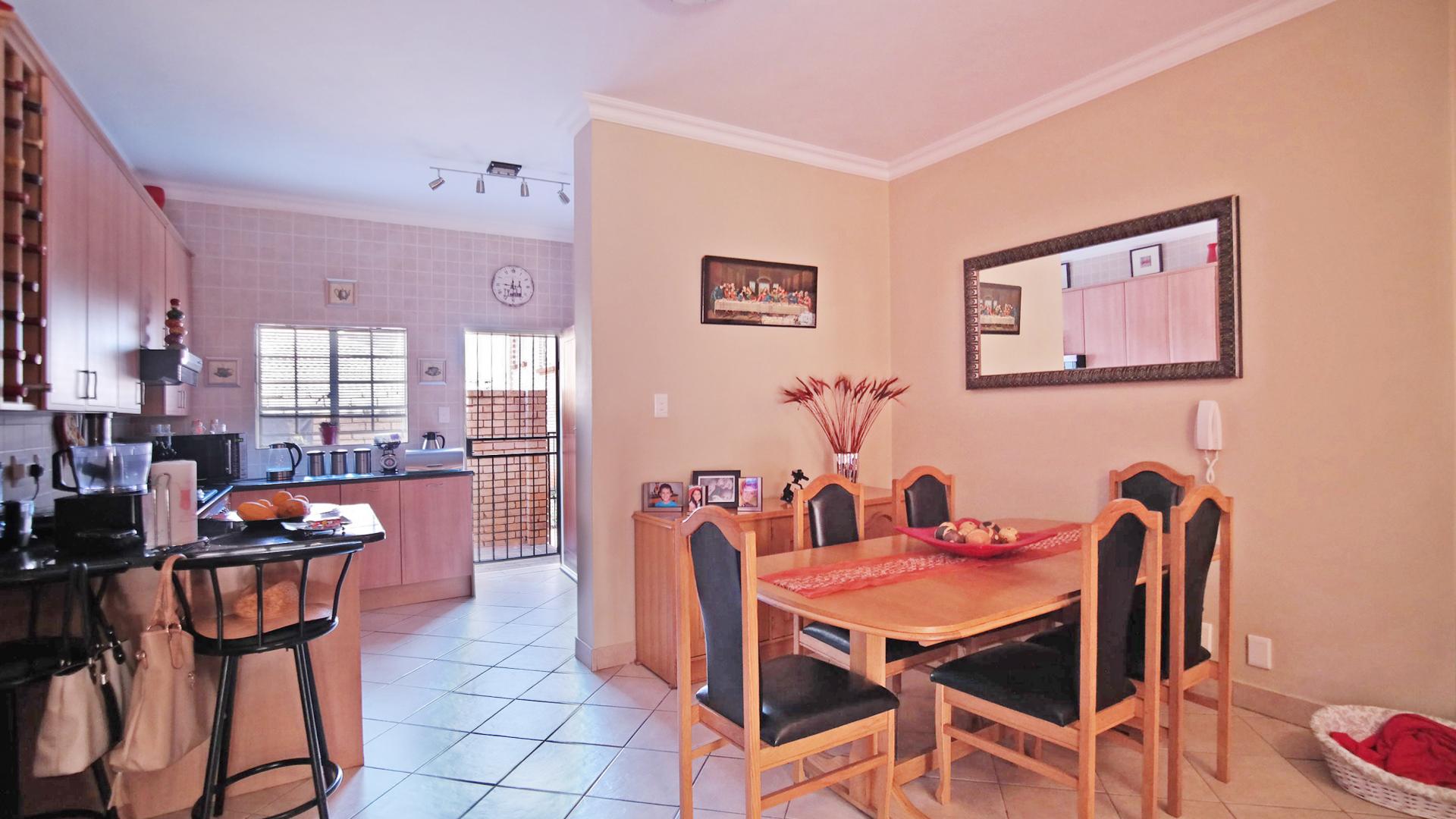 Dining Room - 11 square meters of property in The Wilds Estate